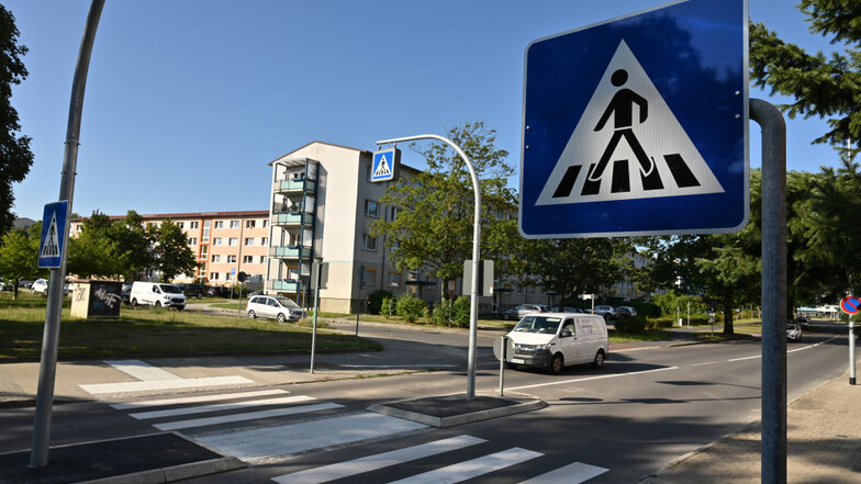 Der Fußgängerüberweg in der Niederkirchnerstraße ist fertiggestellt und entsprechend beschildert, die Straße ist wieder für den Verkehr freigegeben.