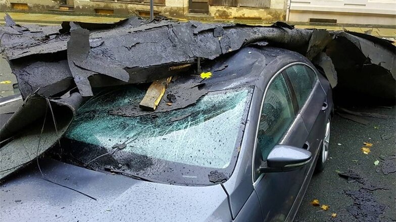 Dachpappe fiel in Görlitz auf Autos und beschädigte diese. Danilo Dittrich