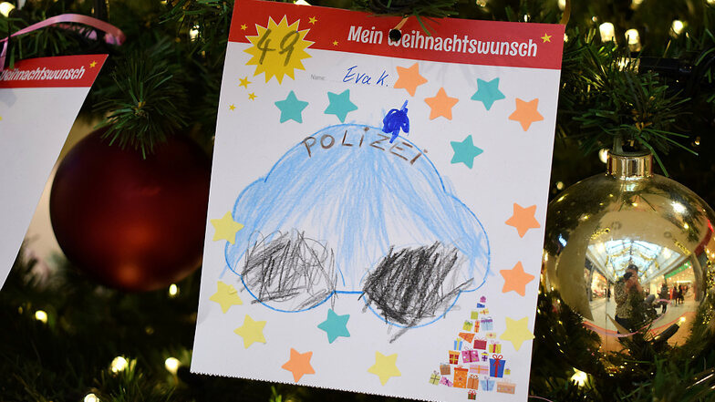 Auf den Wunschzetteln im Lausitz-Center findet sich so manche Zeichnung vom Spielzeug der Träume. Eva sehnt sich augenscheinlich nach einem Polizeiauto. Schon in der kommenden Woche sind die Kinder zur Bescherung in die Mall eingeladen.