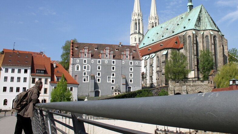 Blick vom polnischen Zgorzelec über die Altstadtbrücke zu den Wohnhäusern und der Peterskirche in der Görlitzer Altstadt.