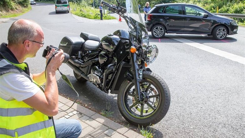 Ein Motorradfahrer ist am Sonntagmittag bei einem Unfall in Sebnitz schwer verletzt worden.