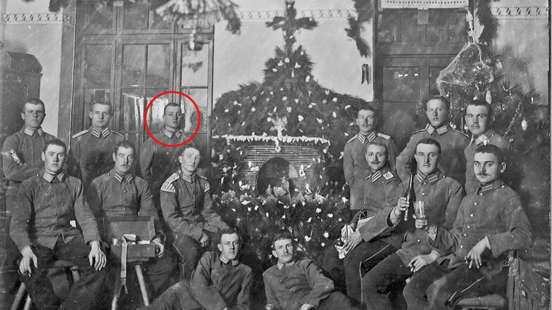 Weihnachten 1912 in der Bismarck-Kaserne von Tsingtau: Karl Kockisch (im Kreis) mit seinen Kameraden an der Krippe.