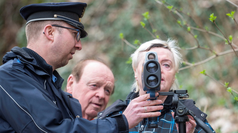 "Die StVO ist keine Empfehlung." Polizeiobermeister Alexander Schenk lässt Carmen und Helmut Reimann durchs Visier der Laserpistole schauen. Die beiden Dresdner waren in Weesenstein zu schnell.