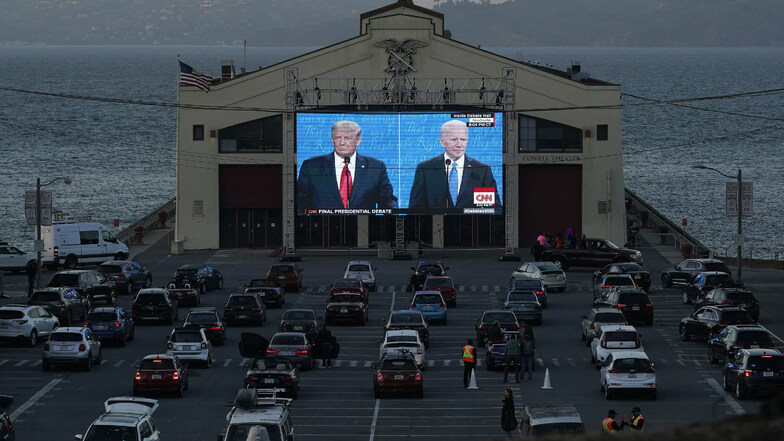 Hohes Interesse: Menschen verfolgen das letzte TV-Duell vor der Präsidentschaftswahl auf einer Leinwand in San Francisco.