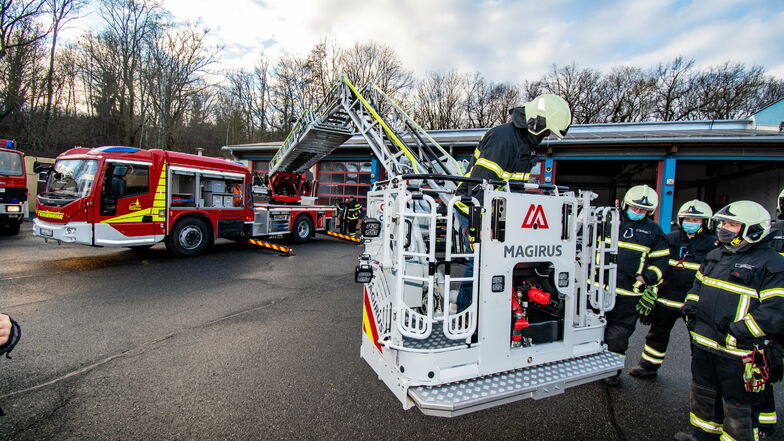 Eine neue Drehleiter hatte die Döbelner Feuerwehr Ende vergangenen Jahres bekommen, nachdem bereits ein neues Tanklöschfahrzeug in Betrieb genommnen wurde. In den nächsten Jahren sollen weitere Fahrzeuge ersetzt werden.