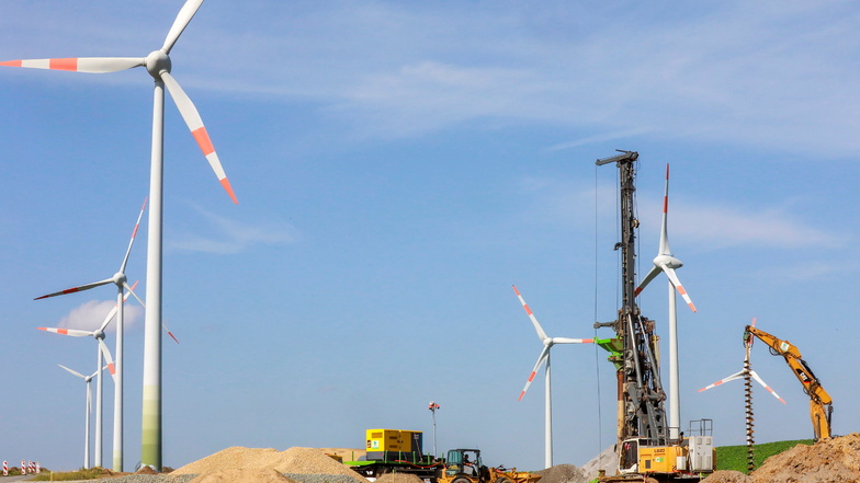 Die Arbeiten für die Fundamente der neuen Riesen-Windräder bei Oberseifersdorf sind in vollem Gange. Wenn alles klar geht, soll ein zusätzliches, noch größeres Exemplar den Windpark vervollständigen.