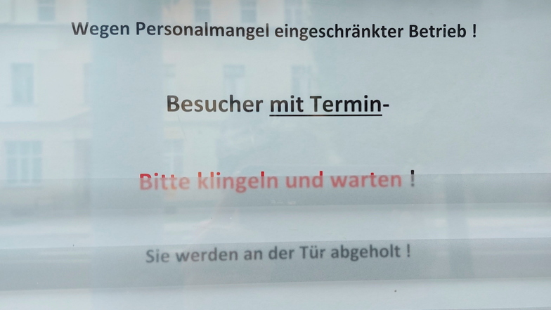 Dieses Schild am Bürgerbüro informiert über eingeschränkten Betrieb wegen Personalmangels.