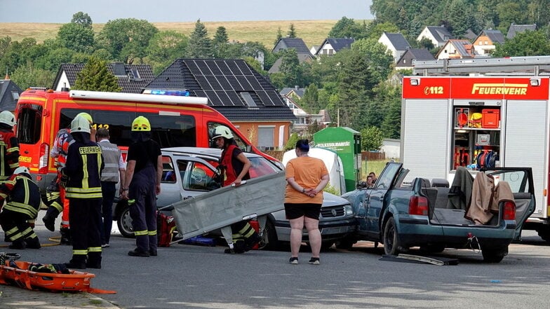 Im Gewerbegebiet Höckendorf wurde zu Übungszwecken ein Verkehrsunfall mit mehreren Verletzten nachgestellt.