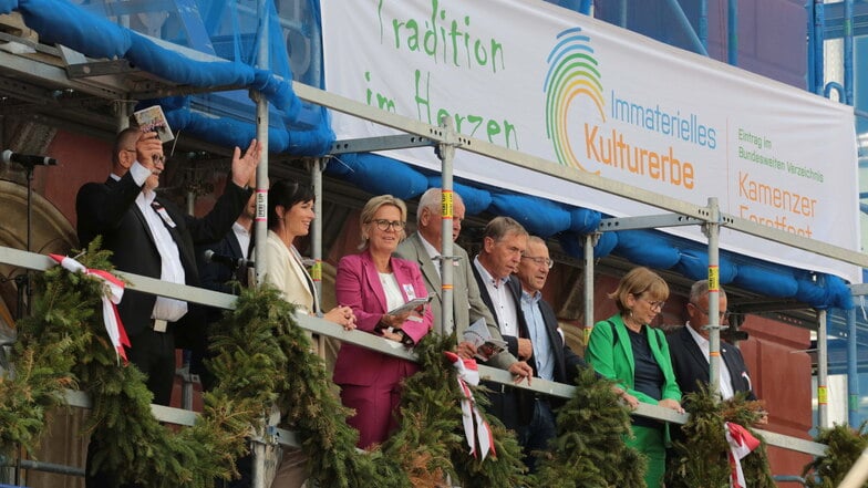 Die Ehrengäste schauten von oben auf die Umzugsteilnehmer - diesmal vom geschmückten Baugerüst aus.