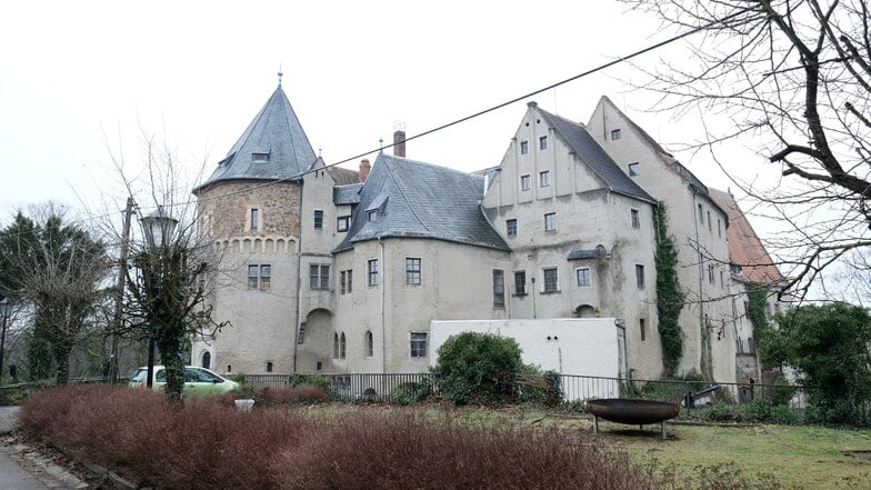 Das gut 800 Jahre alte Schloss Reinsberg zwischen Freiberg und Nossen ist zum Streitobjekt geworden. Darf es die Eigentümerin sanieren?