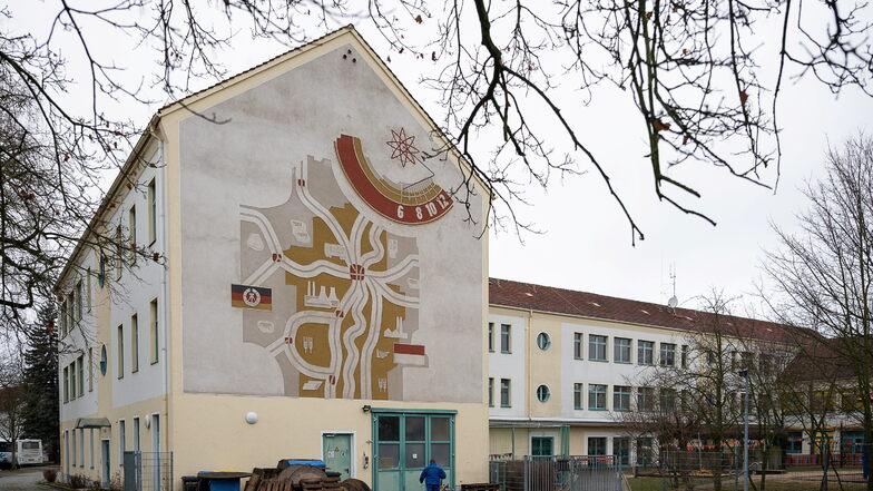 Das Wandbild auf der Neißeseite der früheren Schule in Görlitz-Hagenwerder geht auf eine Idee des berühmten Malers Gerhard Richter zurück.