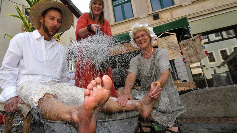 Christian Groß lässt sich die Füße von Mitgliedern des Vereins Lebenszeit waschen.