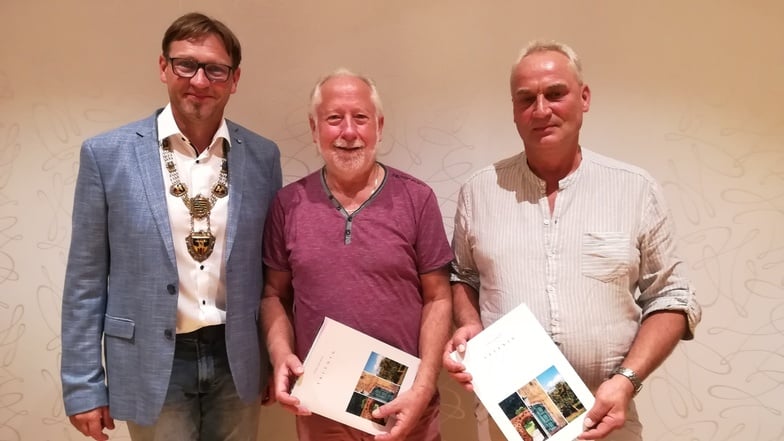 Das neue (alte) Führungstrio in Leisnig (v.l.): Bürgermeister Carsten Graf (parteilos) mit seinen beiden Stellvertretern Hansjörg Oehmig (CDU) und Hans-Hermann Schleußner (Wählervereinigung Stadt und Land Leisnig).