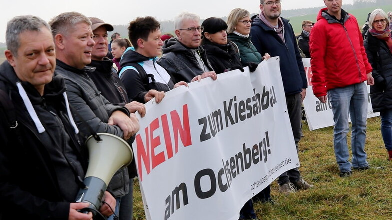 Anrainer prostestieren gegen die Pläne der Deutschen Quarz AG, am Ochsenberg zwischen Kamenz und Königsbrück Kies abzubauen.