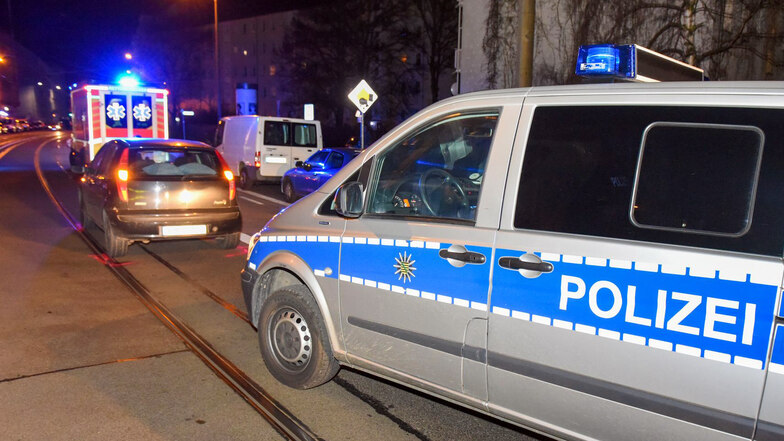 Bei einem Unfall in Leipzig wurden drei Menschen verletzt. Einer davon schwer.