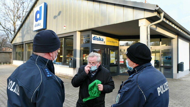 Polizisten kontrollieren am Diska-Markt in Großschönau die Maskenpflicht.