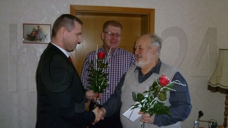 Jubilar Gunter Hoppe (rechts) bekam Blumen und eine Auszeichnung.