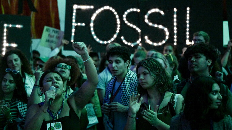 Auf der UN-Klimakonferenz (COP28) in Dubai hat sich die Weltgemeinschaft auf eine Abkehr von Öl, Gas und Kohle geeinigt. Zuvor gab es Proteste.