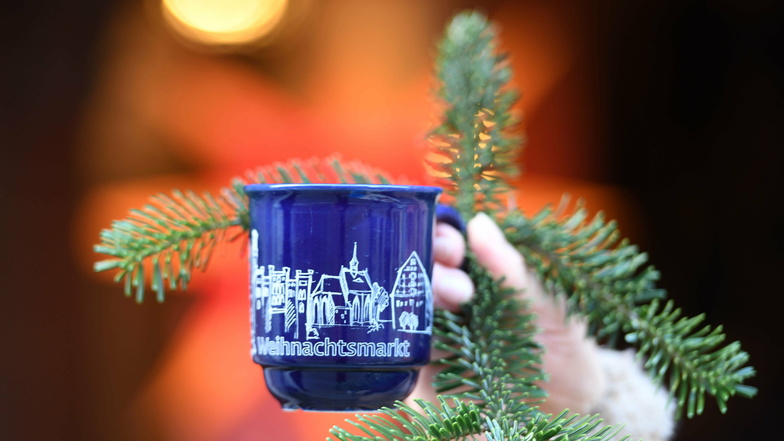 So sieht die diesjährige Zittauer Weihnachtsmarkt-Tasse aus. 15.000 Stück hat die Stadt herstellen lassen