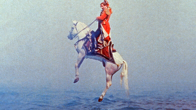 Was für ein Kerl: Auch im Film „Die Abenteuer des Baron Münchhausen“ von Terry Gilliam zog sich der Flunker-Held am eigenen Zopf aus dem Wasser. Natürlich samt Pferd.