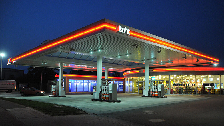 Freie Tankstellen nutzen manchmal den Bft-Schriftzug. Das ist die Abkürzung für den Bundesverband für freie Tankstellen.