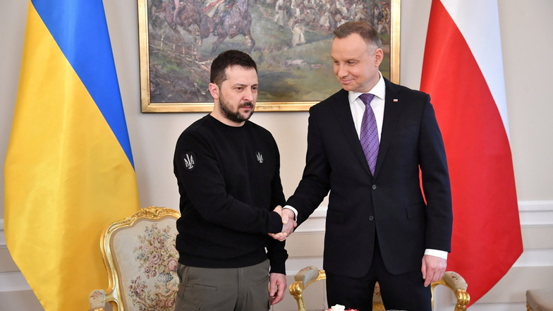 Andrzej Duda (r), Präsident von Polen, reicht Wolodymyr Selenskyj, Präsident der Ukraine, bei einem Treffen im Präsidentenpalast in Warschau die Hand.