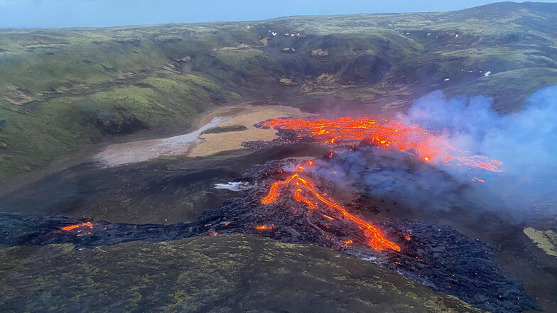 Eine Luftaufnahme der Küstenwache zeigt wie Lava aus dem Fagradalsfjall fließt. Der Vulkan liegt unweit der isländischen Hauptstadt Reykjavik.