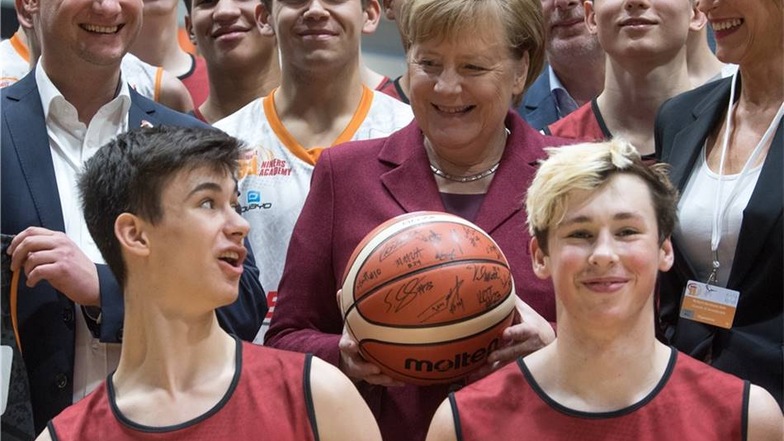 Merkel erhielt einen signierten Basketball als Geschenk.
