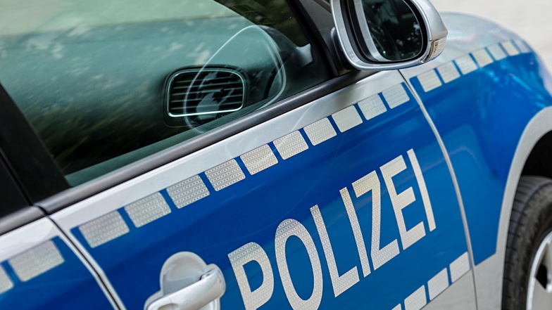 Polizeibeamte waren am Freitag wegen einer nicht angemeldeten Versammlung in Radeberg im Einsatz.