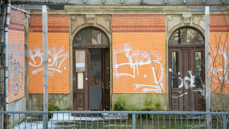 Graffiti-Schmierereien verschandeln die Backsteinfassade schon länger am einstigen Bahnsteig des Westbahnhofs. Jetzt wurden dort Türen aufgebrochen, wie die abgebildete sowie eine weiter östlich.