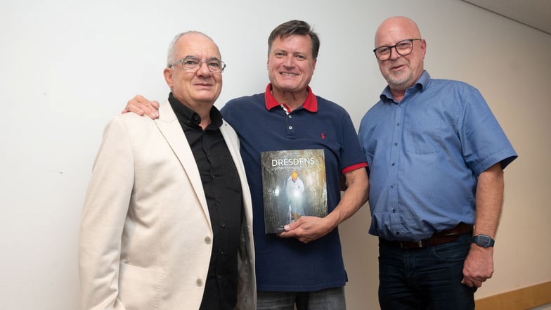 Kurz vor seinem Auftritt mit den Wiener Philharmonikern haben Autor Peter Hilbert (l.) und Verleger Jörg Seidel (r.) das frisch gedruckte Buch an Christian Thielemann übergeben. Dessen Bild in Dresdens ältestem Kanal ziert den Buchtitel.