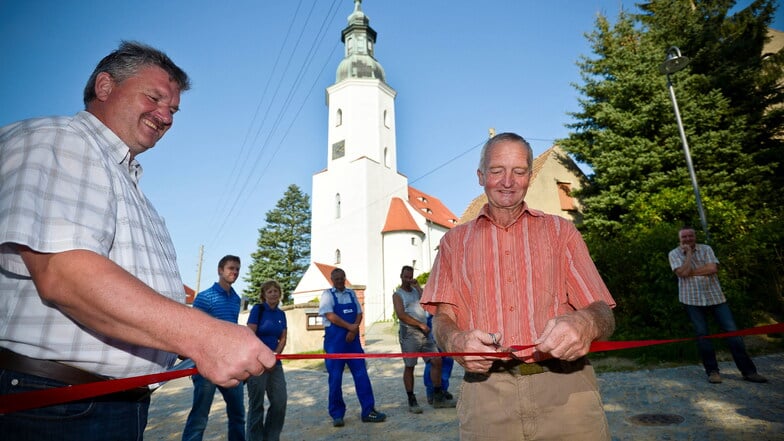 2012 konnte die neue Straße im Dorf eröffnet werden.