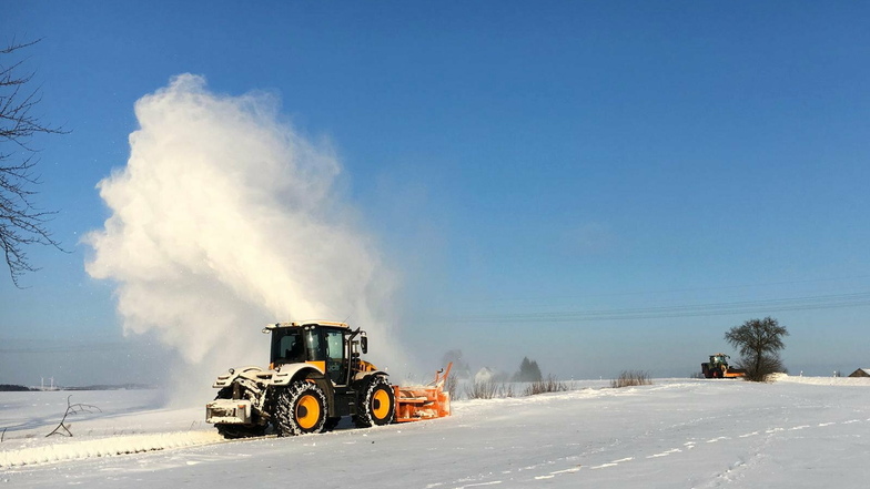 Die Agrargenossenschaft Grünlichtenberg bietet ihre Unterstützung mit der Schneefräse an.