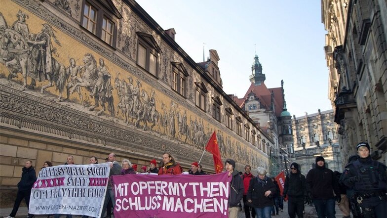 Ohne weiße Rosen, aber mit vielen Transparenten rufen die Teilnehmer am „Mahngang Täterspuren“ die Orte des NS-Unrechts in Dresden in Erinnerung.