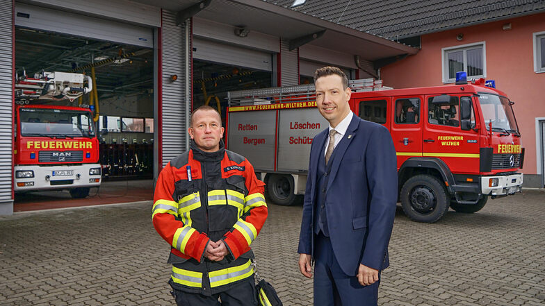 Der Wilthener Stadtwehrleiter Sven Kunath (l.) und Bürgermeister Michael Herfort wollen 2021 modernste Technik auf dem Hof der Feuerwehr präsentieren. Doch noch ist wichtigstes Feuerwehrauto ein 20-jähriger Oldie.