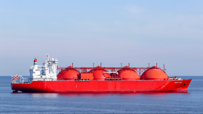 Flüssiggas-Tanker werden zukünftig auch deutsche Häfen anlaufen. Nach dem Stopp russischer Gaslieferungen benötigt Deutschland neue Gas-Quellen und versucht, seine Lieferketten zu diversifizieren, um Abhängigkeiten von anderen Staaten zu vermeiden. Der zü