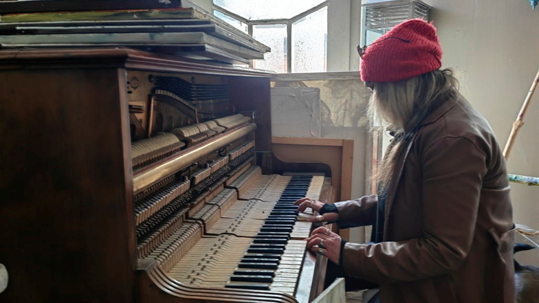 Birgit Modler an ihrem alten Klavier. Das zieht mit nach Bautzen um.