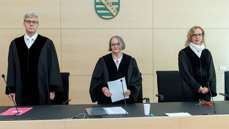 Richter Birger Magnussen (l-r), die Vorsitzende Richterin am Landgericht Dresden, Birgit Wiegand, und Richterin Susanne Limpricht im Landgericht in Dresden.