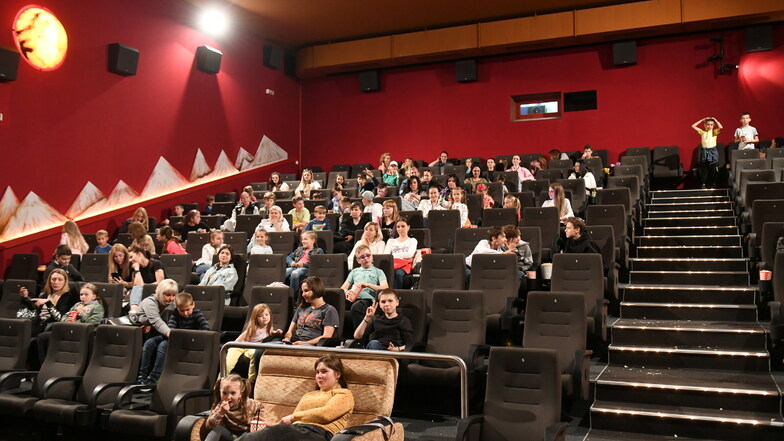 Familien aus der Ukraine waren auf Initiative einer Waldheimerin zu einer Vorführung des Films „Clara und der magische Drache“ ins Döbelner Kino eingeladen worden.
