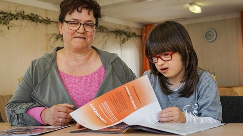Katrin Henke und ihre Tochter Hanna fühlen sich aufgehoben in der Freien Mittelschule Weißenberg. Hier lernt die Elfjährige, die das Down Syndrom hat, in der fünften Klasse. Um aufzuklären, hat Katrin Henke 60 Poster mit Bildern von Hanna verteilt.
