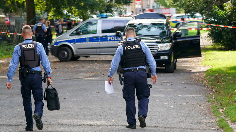 Nahe einer Schule in Leipzig ist eine mögliche Sprengvorrichtung gefunden worden.