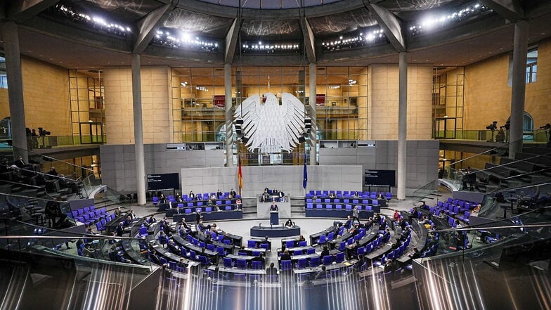 Auch im Bundestagsplenum gilt nun der verkürzte Genesenenstatus.