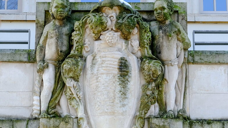 Das Ostportal der schlossartigen Villa des Mohrenhauses zieren neben einer Wappenkartusche zwei Mohrenfiguren. Ihre Darstellung folgt einem Stereotyp. Die Jünglinge aus Stein haben krauses Haar und dicke Lippen. Einer trägt sogar Ohrringe.