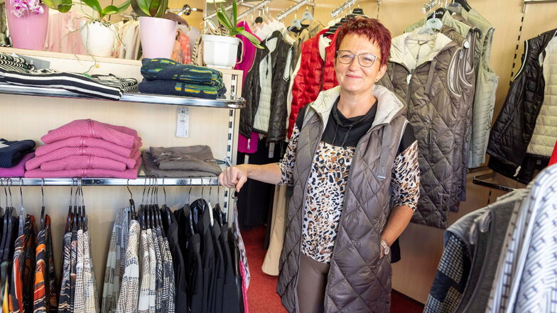 Manuela Michel führt seit 30 Jahren das Geschäft Laufsteg Moden in Pirna. Außerdem hat sie eine Änderungsschneiderei.
