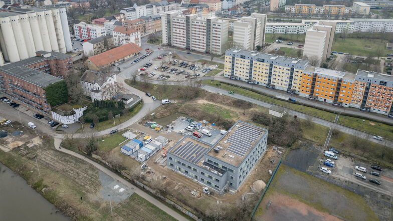 Die Baustelle der neuen Riesaer Poliklinik an der Bahnhofstraße. Das Projekt soll in wenigen Monaten fertiggestellt werden.