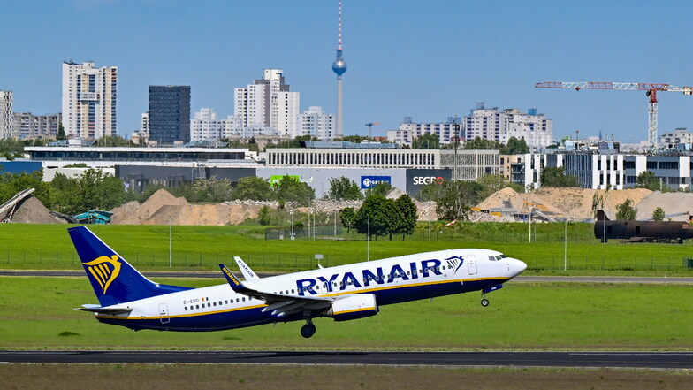 Ein Flugzeug der Fluggesellschaft Ryanair startet vom Hauptstadtflughafen Berlin Brandenburg BER. Künftig soll es weniger Starts und Landungen in Berlin geben.