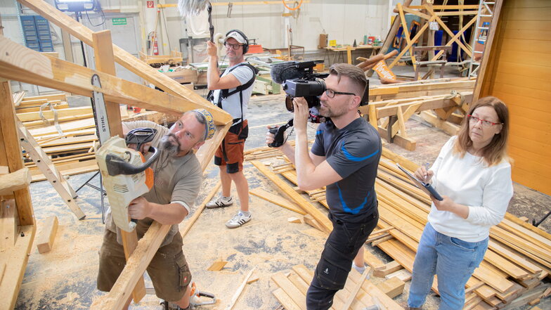 Tontechniker Uli Vollmer, Kameramann Michael Heinze und Redakteurin Heike Riedel sind bei ihren Dreharbeiten voll auf Jan Präsel von der künstlerischen Holzgestaltung fokussiert.