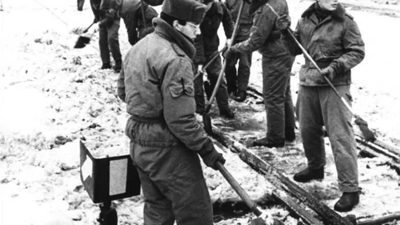 NVA-Soldaten legten vereiste Schienen und Weichen frei.