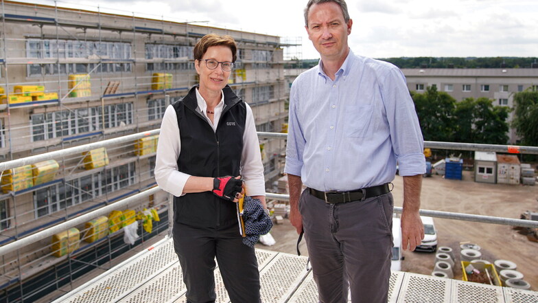 Kathrin Düring leitet das Schulverwaltungsamt. Gemeinsam mit Bildungsbürgermeister Jan Donhauser hat sie die Baustelle für das neue Gymnasium Klotzsche besucht.