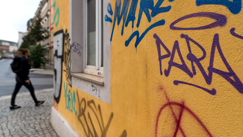 Fassaden der Wohnhäuser in der Dresdner Neustadt sind mit Graffiti beschmiert.